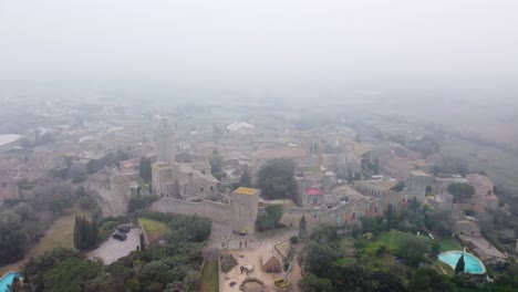 Vista-Aérea-Mística-De-4k-De-Un-Castillo-Envuelto-En-Niebla-En-Cataluña,-Norte-De-España