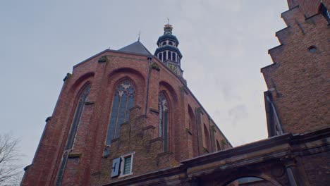 Traditionelles-Europäisches-Holländisches-Kathedralengebäude-Im-Holländischen-Stil-Mit-Kapelle,-Burgfried,-Festungsarchitektur-In-Den-Niederlanden-Mit-Authentischem-Kunstdesign-Und-Besichtigungsrundgang