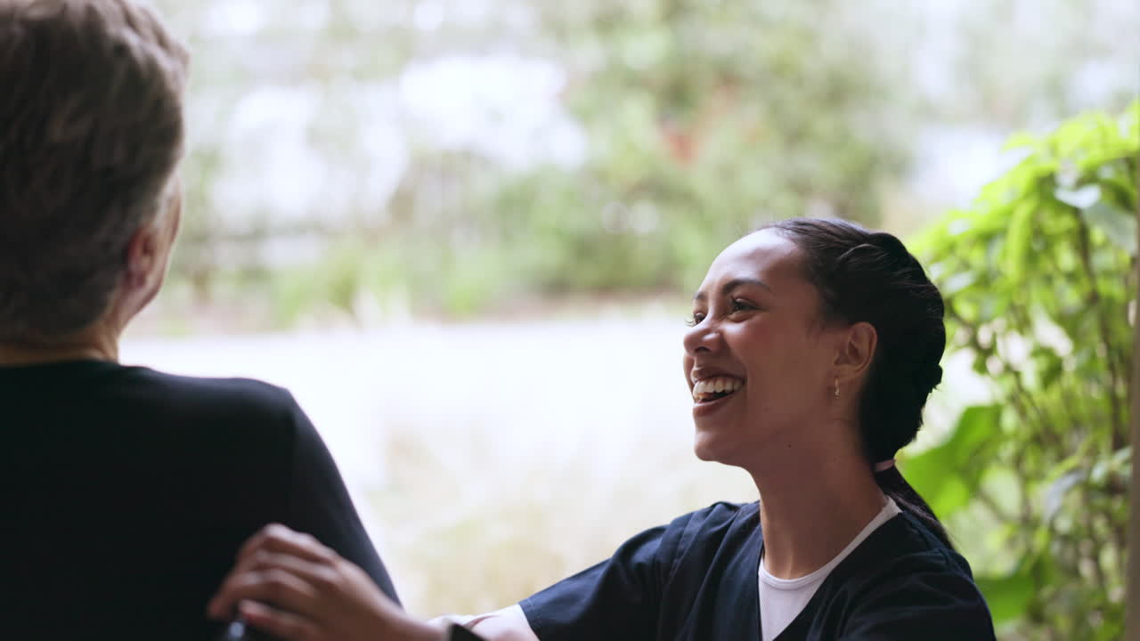 행복, 간호사와  ⁇ 체어에 있는 여자와 대화