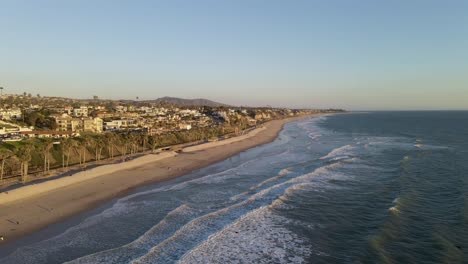 Eine-Riesige-Luftdrohnenaufnahme-Des-Staatsstrandes-Von-San-Clemente,-Die-Abends-Eine-Lange-Sandküste-Mit-Klarem-Himmel-Zeigt