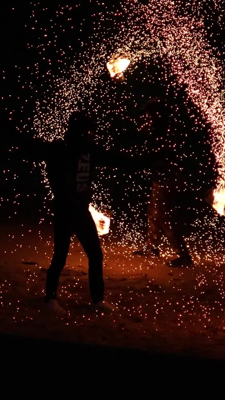 Performer svinger ild og skaber fascinerende lysmønstre
