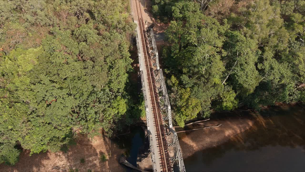seguimiento de tomas aéreas a lo largo de un puente ferroviario sobre un río
