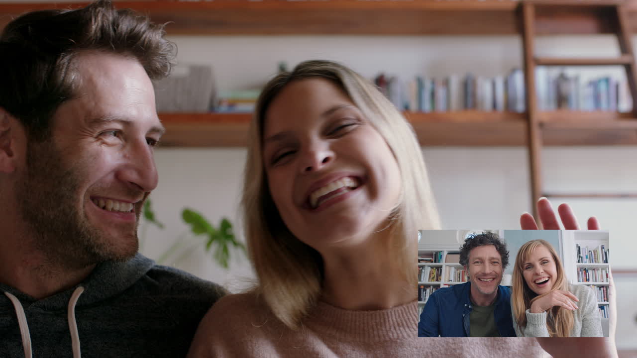 pareja feliz compartiendo compromiso con amigos en video chat mujer mostrando anillo de bodas compartiendo emoción por webcam