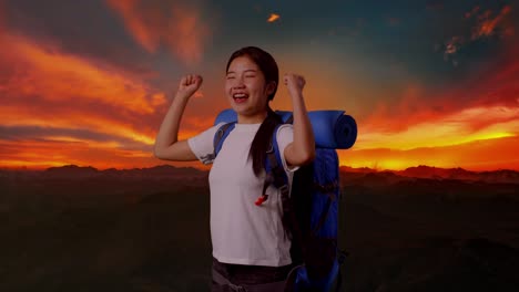 un caminante feliz al atardecer