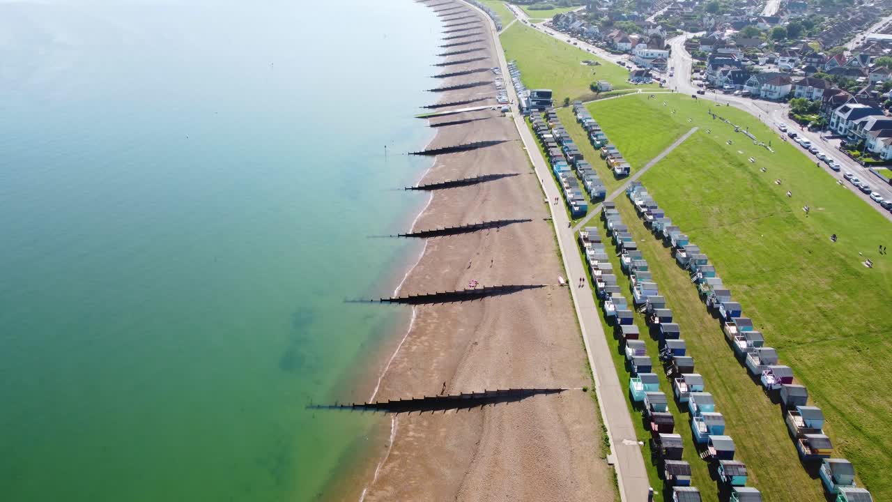 탱커톤 해변의 돌리 포워드 저속 비행