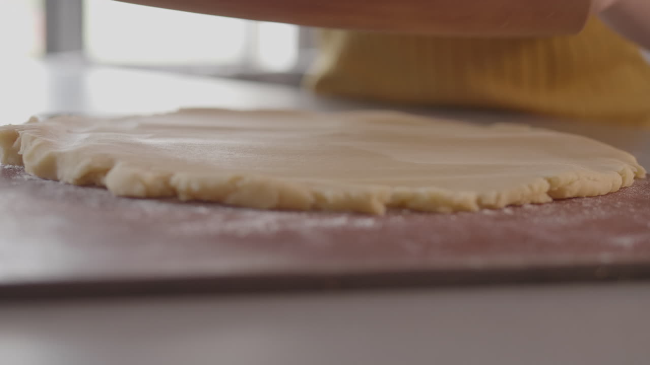 extendiendo la masa de tarta en la encimera de la cocina