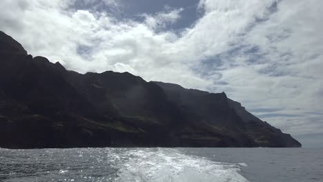 HD-Hawaii-Kauai-Boating-on-the-ocean-view-of-wake-and-steep-shoreline