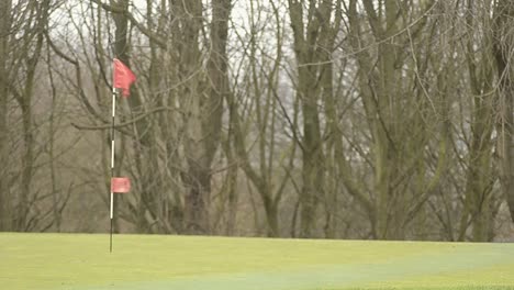 La-Bandera-Roja-De-Golf-Sopla-En-Un-Campo-De-Golf-Rural