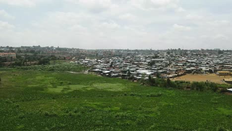 cielo nublado sobre la población pobremente asentada de los barrios marginales de kibera en nairobi , contaminación verde del jacinto de agua