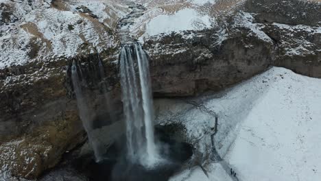 4K-Drohnenaufnahmen-Vom-Wasserfall-In-Island