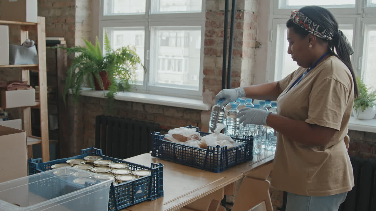 voluntarios empacando comida y bebidas para la caridad
