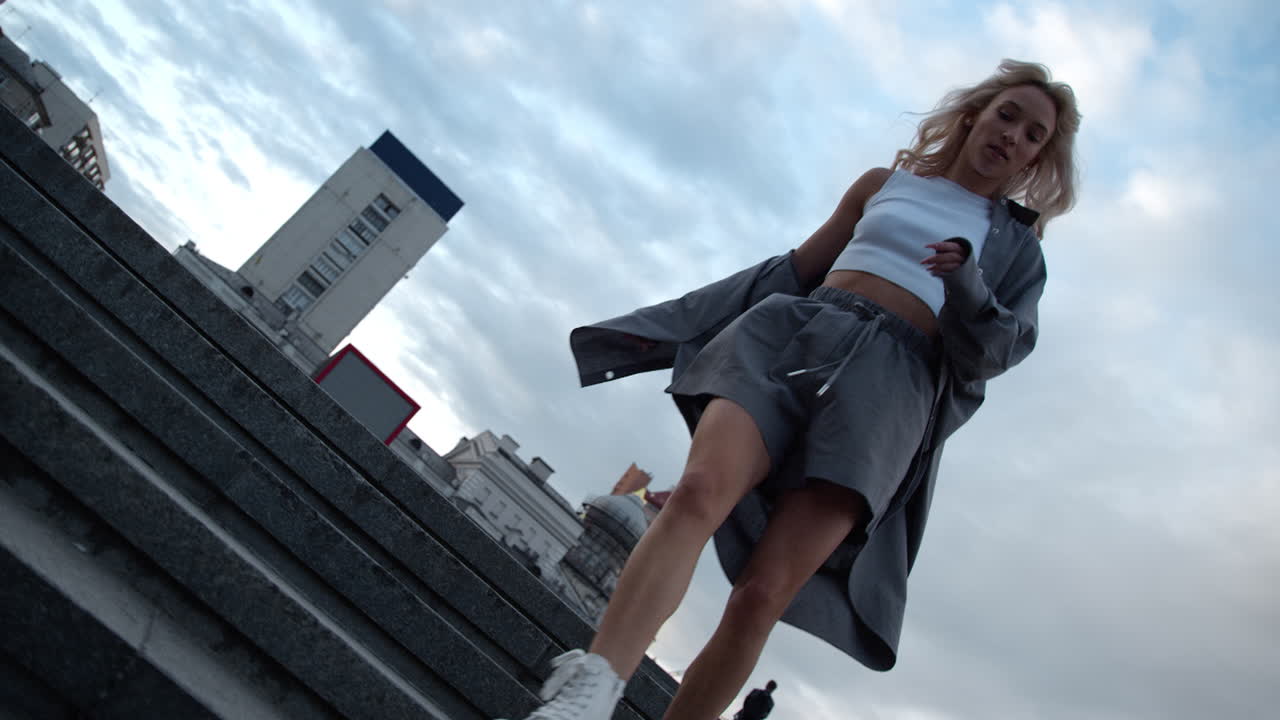 chica bajando las escaleras en la noche paisaje de la ciudad edificios urbanos.