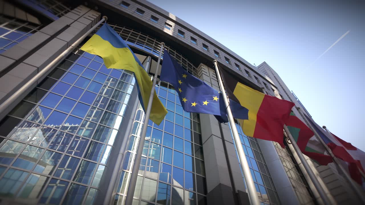 Slow motion delle bandiere di Ucraina, UE, Belgio, Bulgaria che sventolano al Parlamento Europeo
