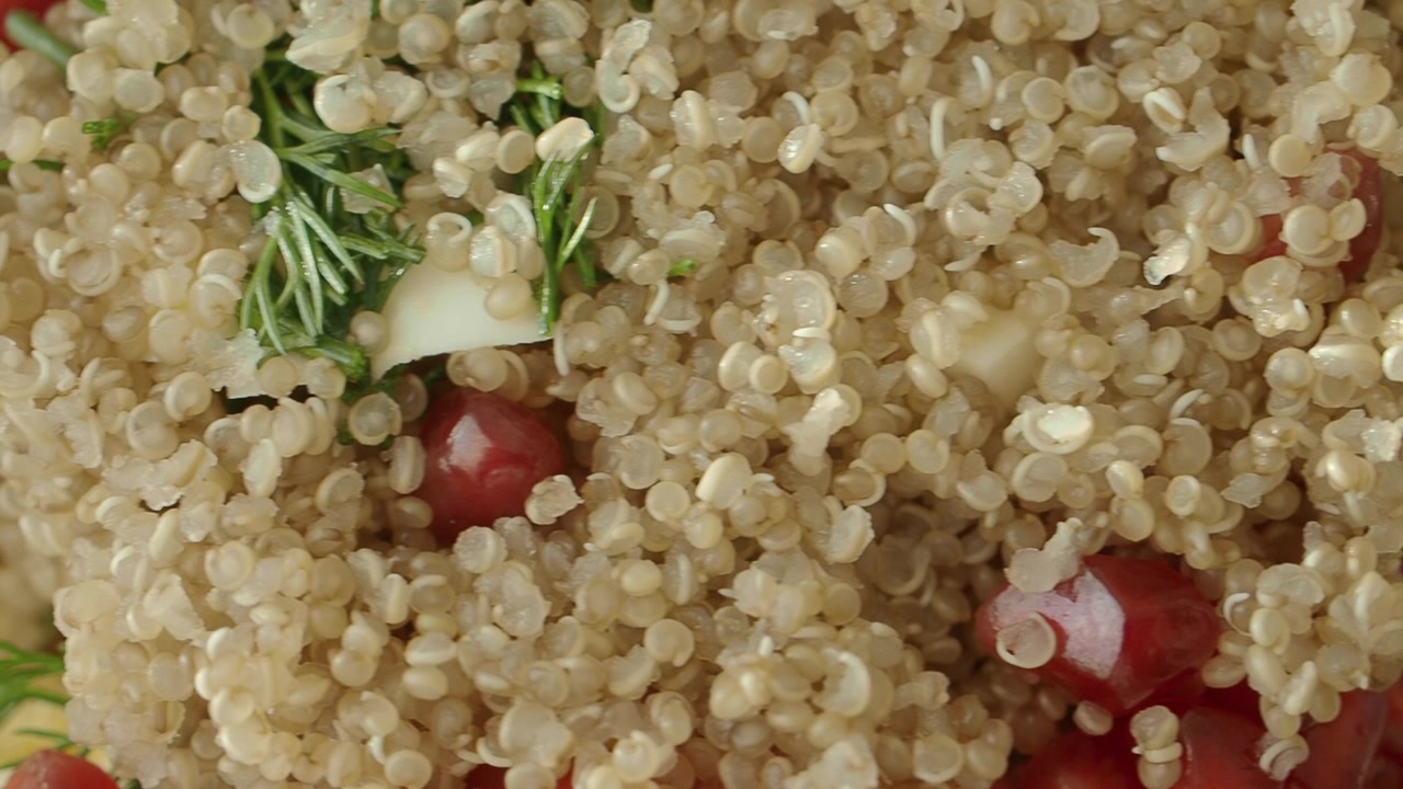 Primer plano de Ensalada Saludable de Quinoa y Granada