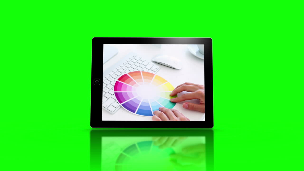 pantallas de dispositivos multimedia que muestran a los diseñadores en el trabajo