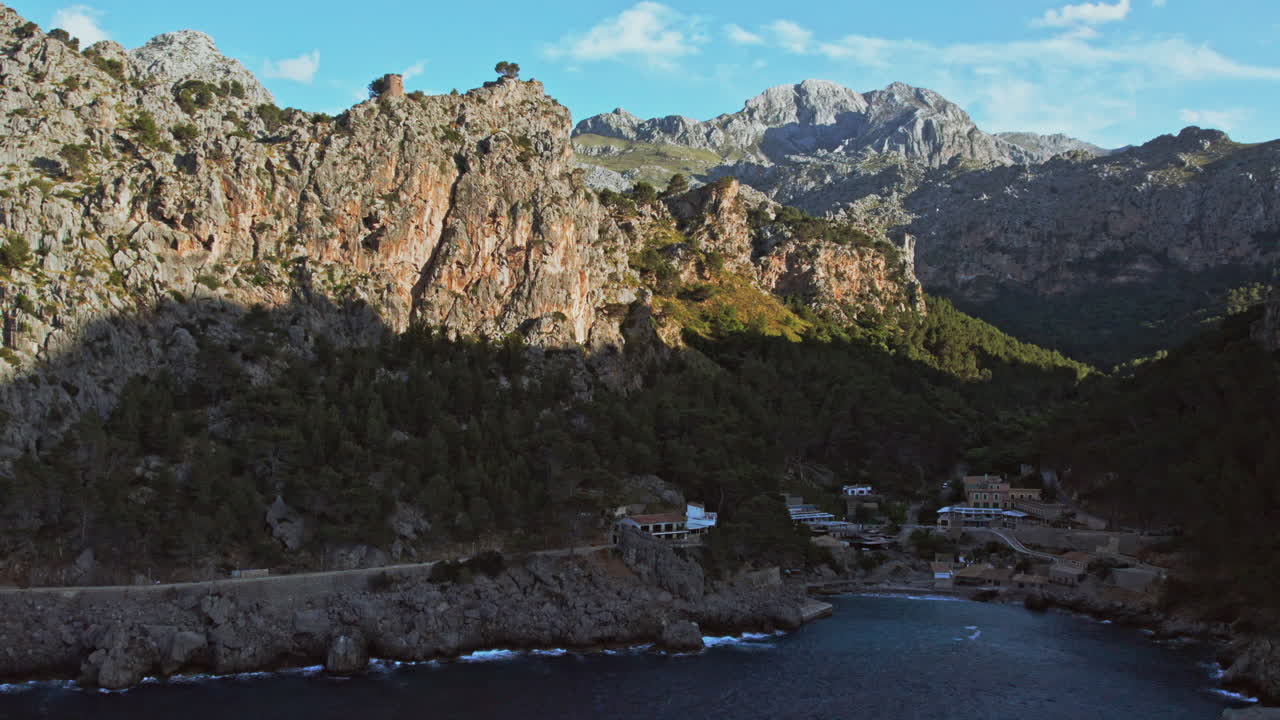 cordillera de serra tramontana en la ciudad costera de sa calobra en la isla balear de mallorca, españa