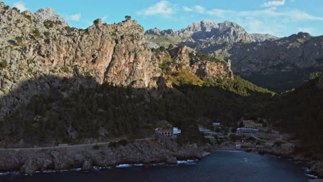 Sierra-De-Tramontana-En-La-Ciudad-Costera-De-Sa-Calobra-En-La-Isla-Balear-De-Mallorca,-España