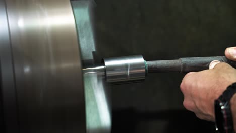 trabajo de metales en un torno