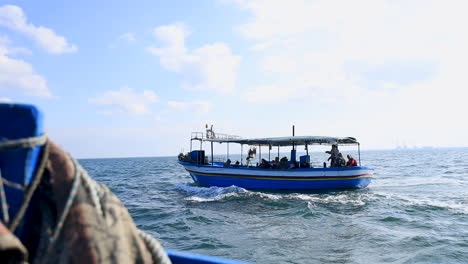 Un-Barco-Que-Transporta-Pasajeros-Los-Navega-En-El-Mar---Cámara-Fija