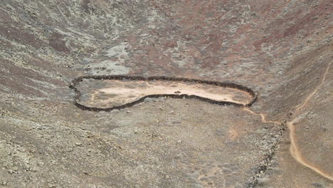 Die-Volcanes-De-Bayuyo-Vor-Einer-Kargen-Landschaft,-Fuerteventura,-Tagsüber,-Luftaufnahme