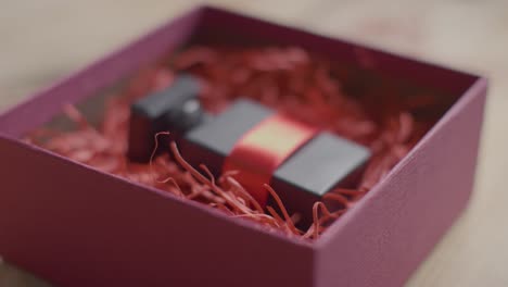 Primer-Plano-De-San-Valentín-Romántico-Presente-De-Regalo-De-Perfume-Envuelto-En-Caja-En-La-Mesa-3