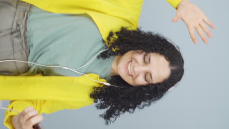 Vertical-video-of-Dancing-young-woman-with-phone-in-hand.