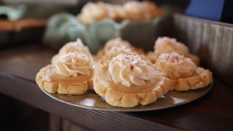 Teller-Mit-Köstlichen-Milchzuckerkeksen,-Die-Bei-Der-Hochzeitsfeier-Ausgestellt-Sind