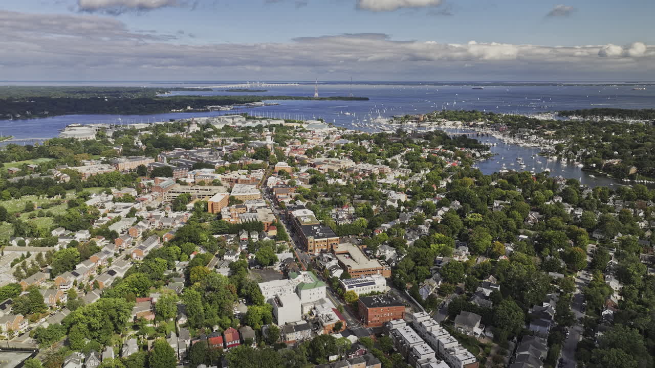 анаполис мэриленд воздушный перелет v14 жилой район захватывает вид на центр города, кампус военно-морской академии сша, курортный ручей и гавань вдоль реки северн - снят с mavic 3 pro cine - сентябрь 2023