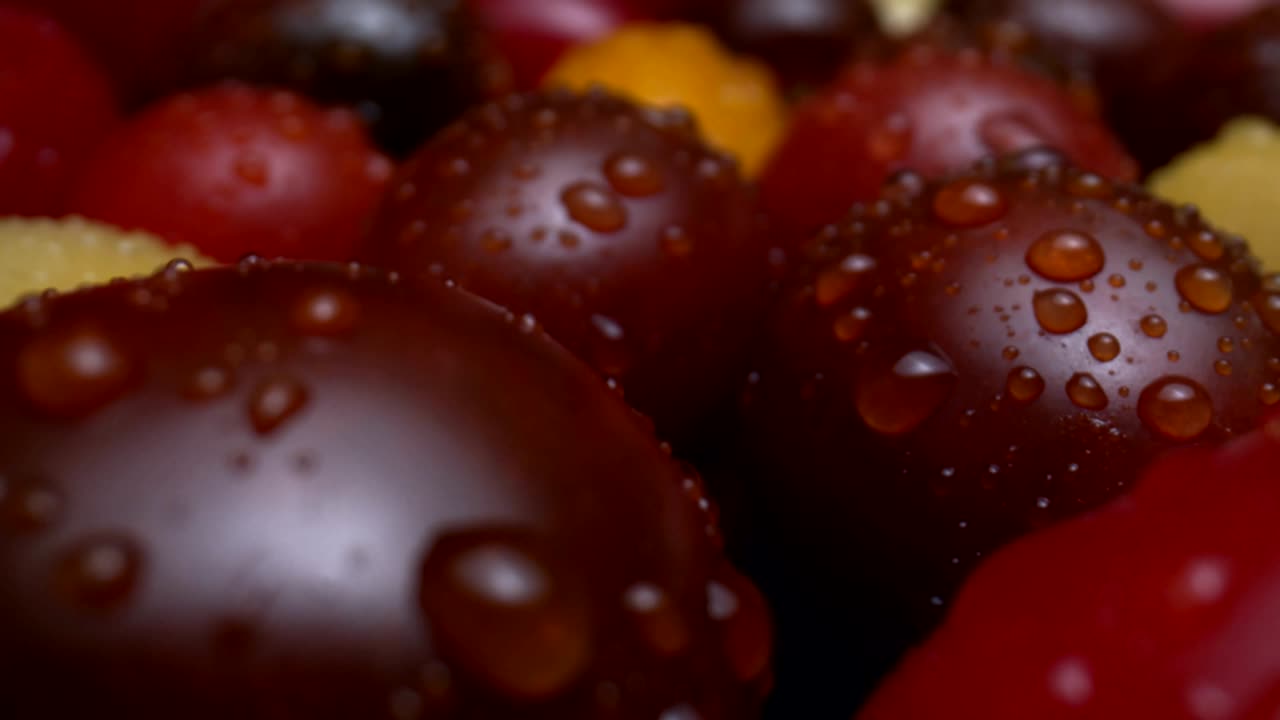 una mezcla de tomates de cereza de uva de reliquia filmados con una lente de sonda macro.