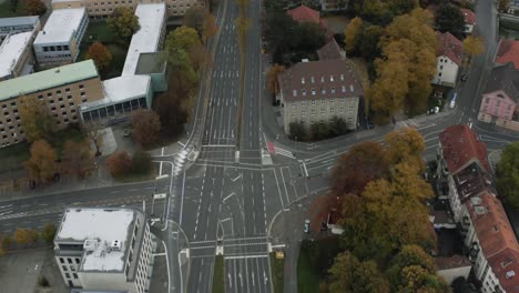 Vista-De-Arriba-Hacia-Abajo-De-Un-Cruce-Concurrido-Mientras-Está-Bloqueado-Por-Corona-En-La-Ciudad-Universitaria-De-Göttingen