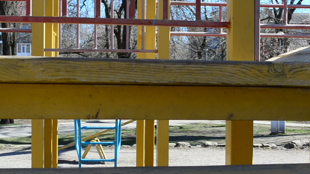 Parco giochi in inverno. Scatto in città