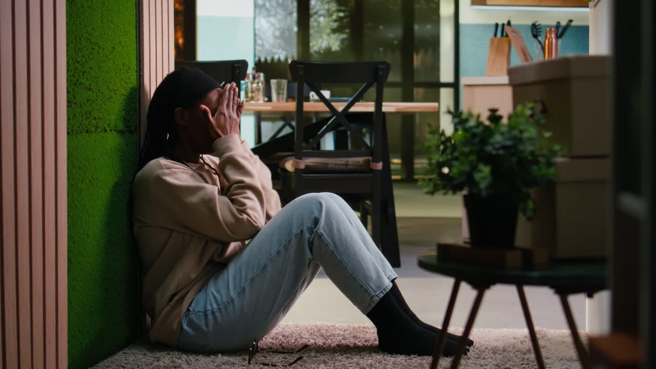 Donna nera infelice di umore depresso, che soffre di stress e frustrazione