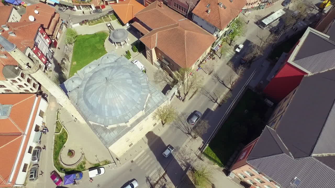 Vista aerea di Sahat Kulla Prishtine e della Moschea Imperiale, Kosovo