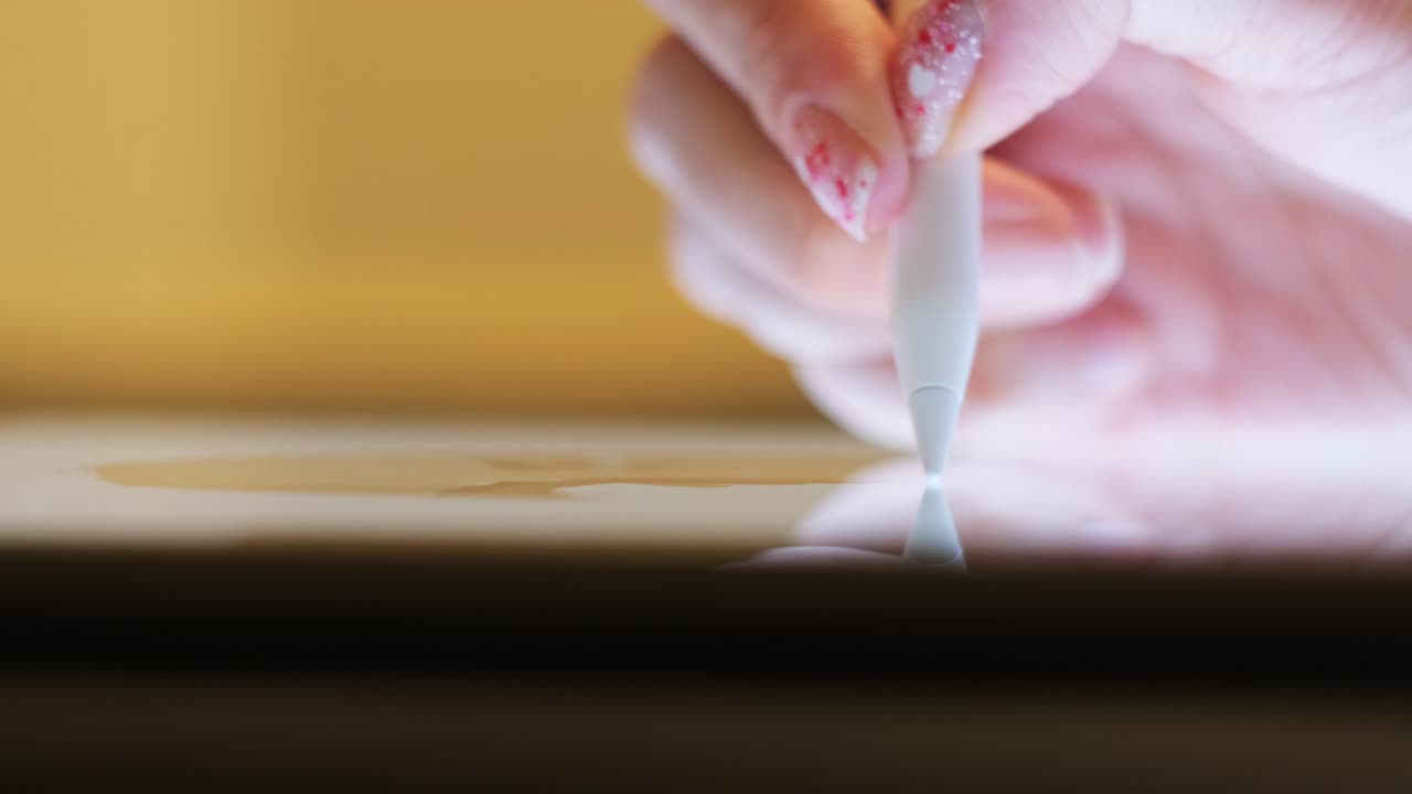 mano usando el lápiz en la tableta digital