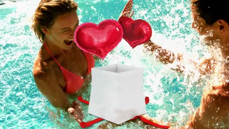 pareja jugando en la piscina