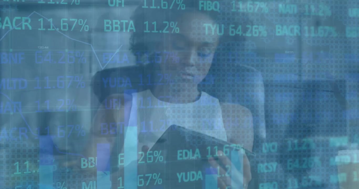 Mulher Profissional Usando Tablet Digital com Sobreposição de Dados Financeiros