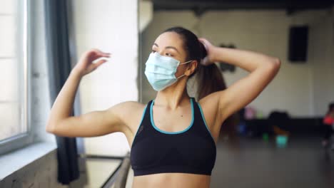 mujer en un gimnasio con máscara