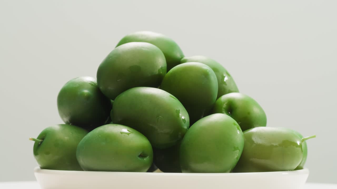 고품질의 4k 영상으로 그리스에서 배경으로 인 둥근 녹색 올리브.