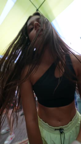 joven bailando en un festival