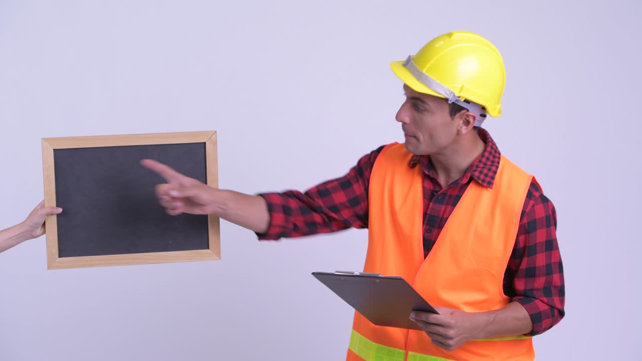 joven y guapo hombre hispano trabajador de la construcción