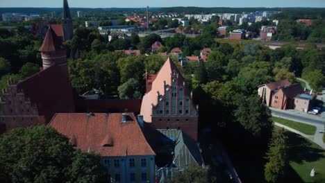 vista aérea de la torre del castillo medieval, disparo en órbita desde un dron, polonia, olsztyn