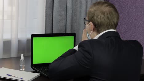 El-Hombre-Tiene-Videoconferencia-En-Una-Computadora-Portátil-Con-Pantalla-Verde.-Trabajo-A-Distancia-En-Línea