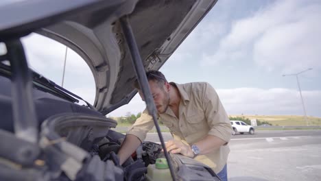 Car-breakdown-on-the-highway.