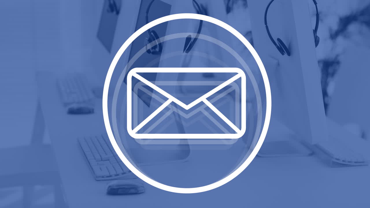 animación del icono del sobre y procesamiento de datos en la oficina.