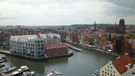 Volando-Sobre-El-Impresionante-Puerto-Deportivo-De-Gdansk-En-El-Casco-Antiguo,-Basílica-De-San