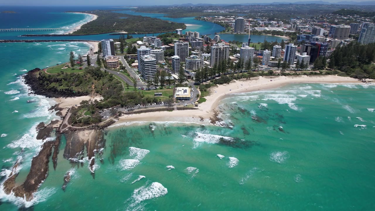 Snapper Rocks sur la baie de Rainbow le long de la Gold Coast en Australie - Vue aérienne.