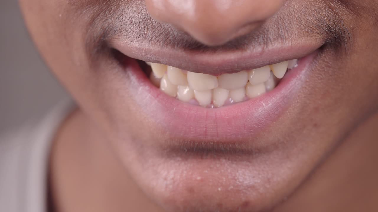 미소 짓는 사람 의 입 과 치아 의 클로즈업
