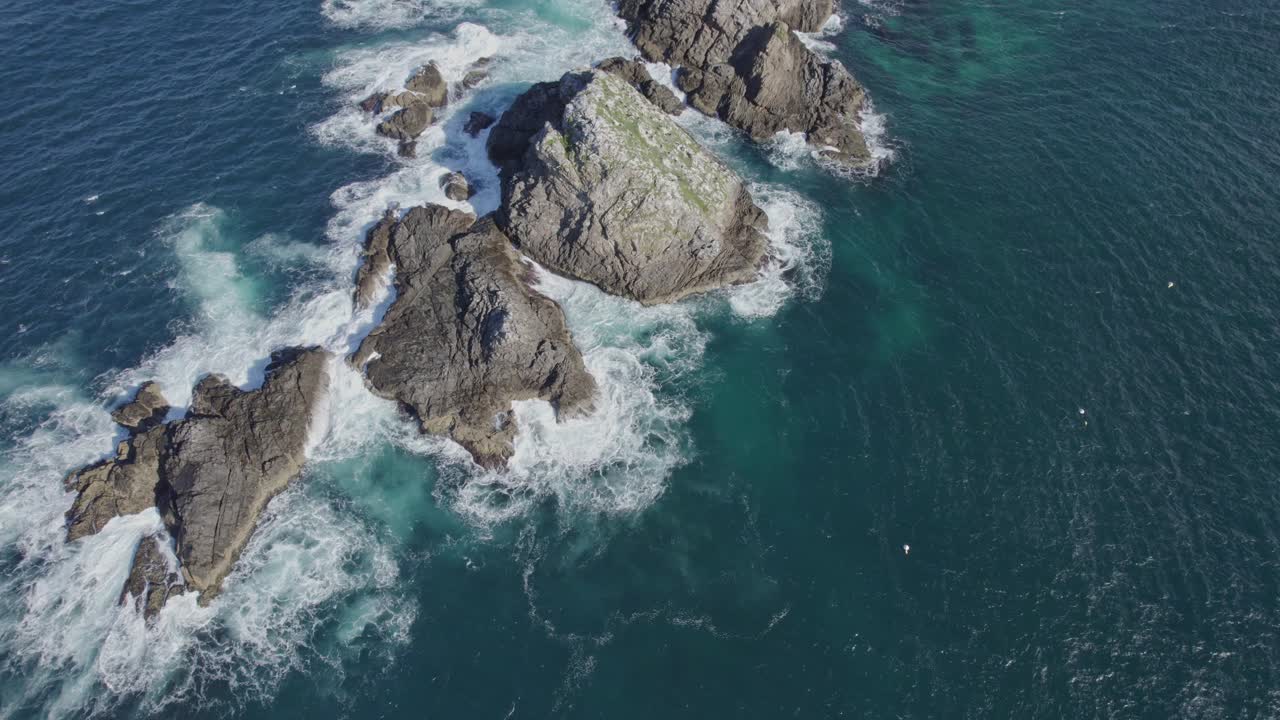 vuela por encima de las rocas julianas en la reserva natural de nguthungulli en nueva gales del sur, australia