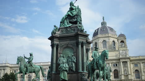 monumento al emperador franz joseph i frente al museo de historia natural en viena, austria