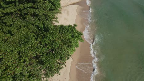 Tiro-De-Drone-De-Una-Playa-Desierta-Con-Selva-En-Tailandia-Con-Olas-De-Cámara-Lenta-Rompiendo-En-La-Arena-Blanca